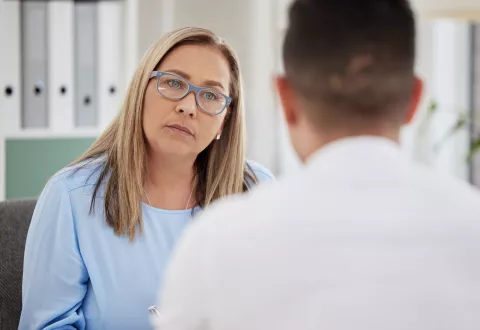 médecin qui écoute son patient