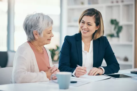 médecin et une personne âgée